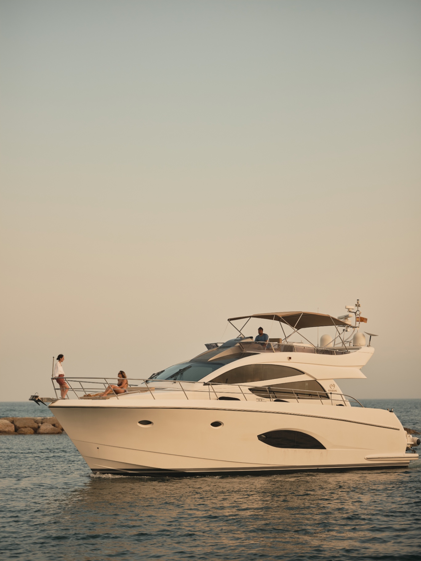 Yate Horizon E54 al atardecer en la Costa Brava