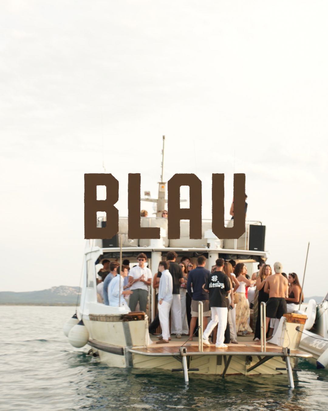 Blau boat party al atardecer en la Costa Brava