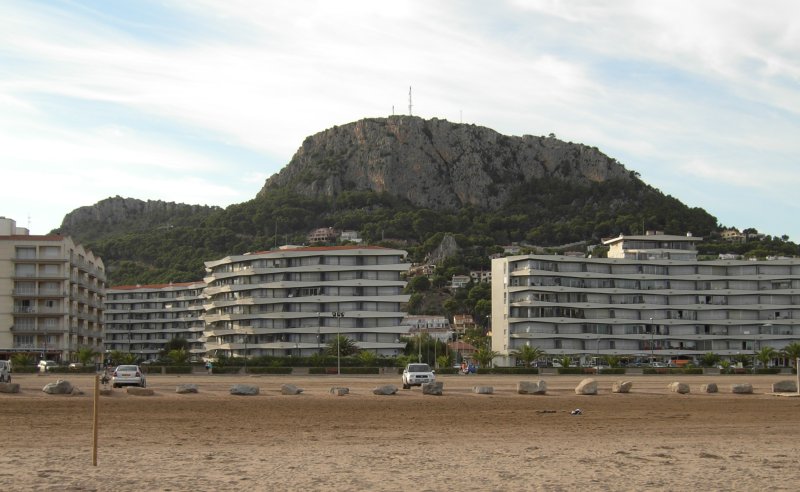 Hochhäuser an der Strandlinie von L'Estartit