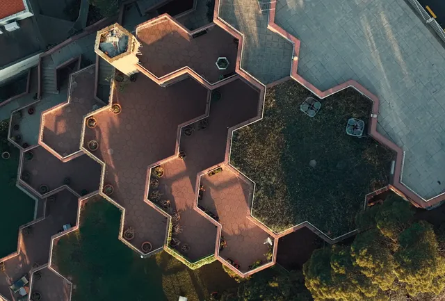 Les Freixes, hexagonaler Brutalist-Bau am Molinet