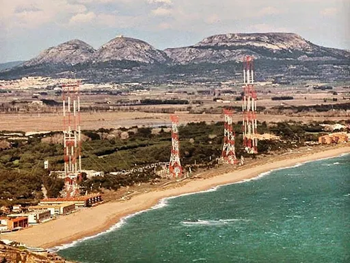 Antennen von Radio Liberty am Strand von Pals