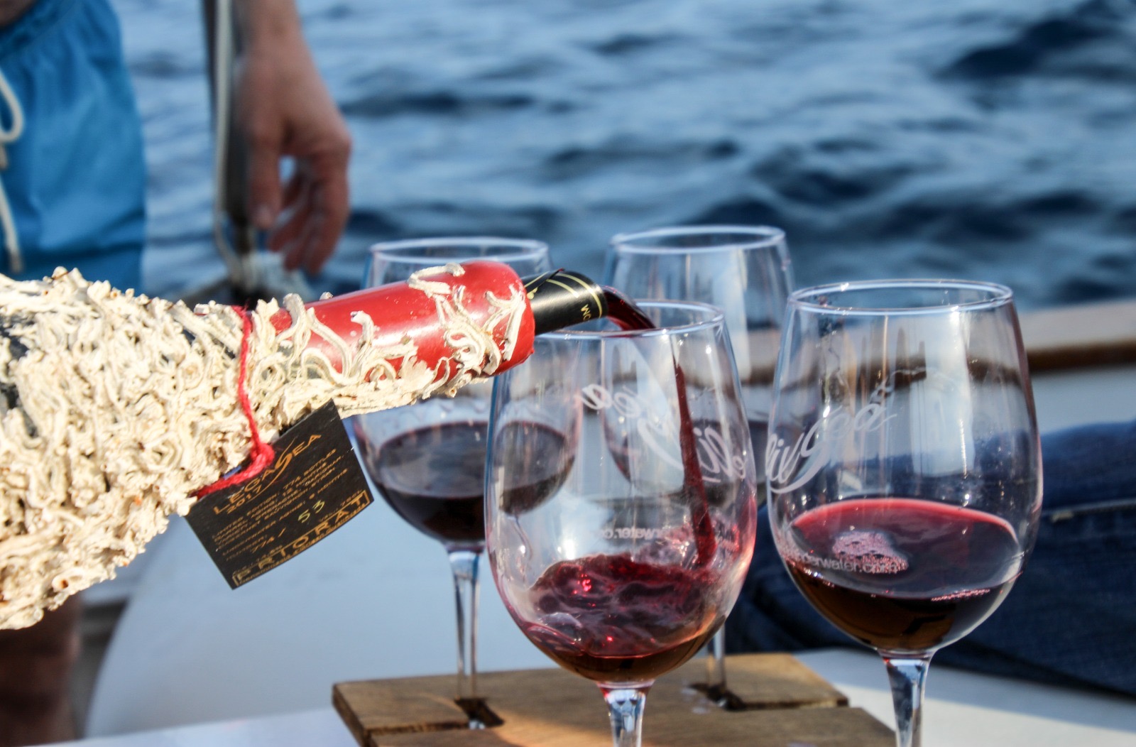 Servicio de cata de vinos submarinos a bordo del barco al atardecer