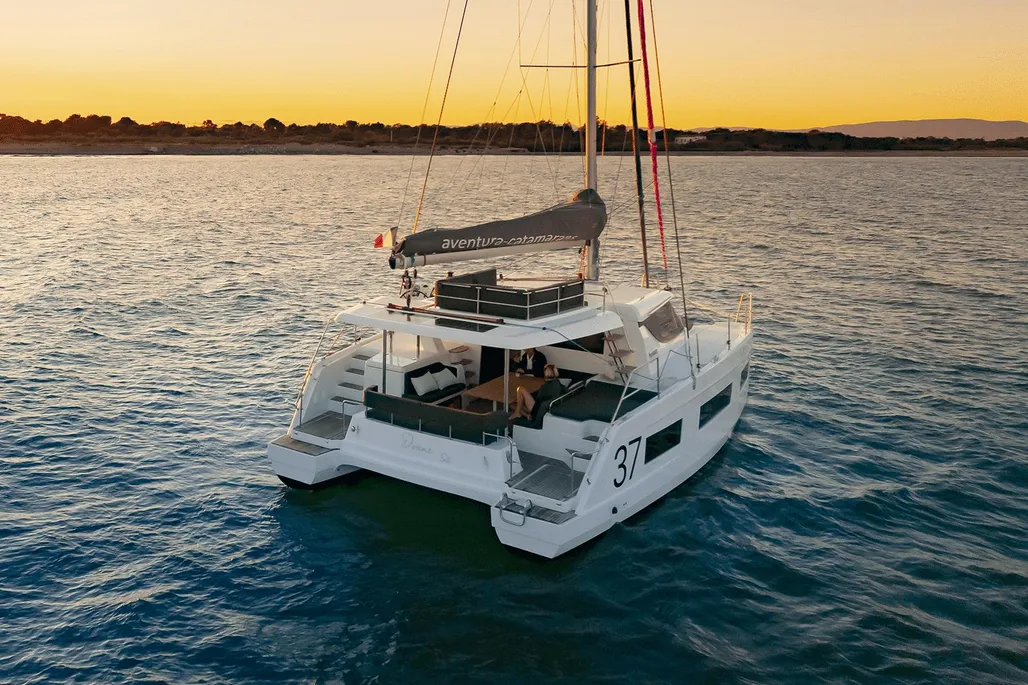 Katamaran vs. Segelboot: Was ist besser zum Mieten an der Costa Brava?