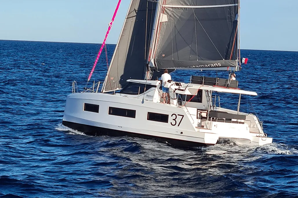 Opción 1: Catamarán Aventura 37
