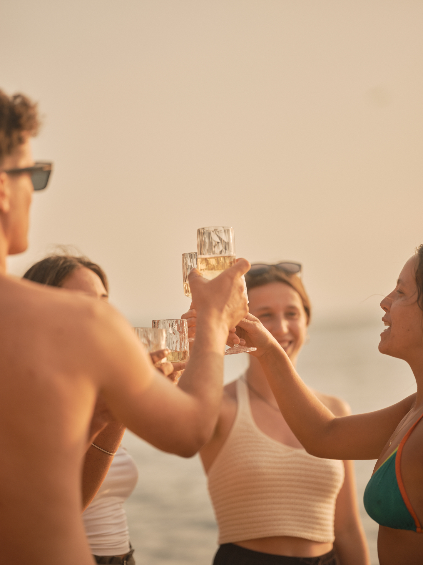 Celebraciones a bordo: brindis al atardecer en la Costa Brava